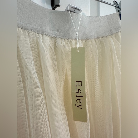 Esley Tulle Skirt - Picture 3 of 5